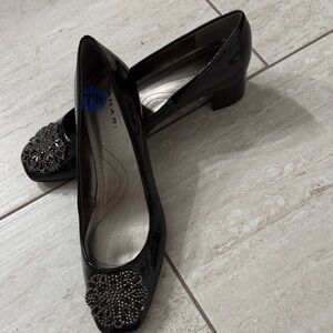 Tahari Black Patent Low Block Heel Pumps with Beaded Medallion. Size 7.5M